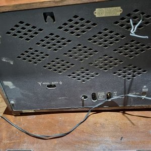 Antigua Radio a Válvulas Multibanda Modelo 5107 en Caja de Madera - imagen 6