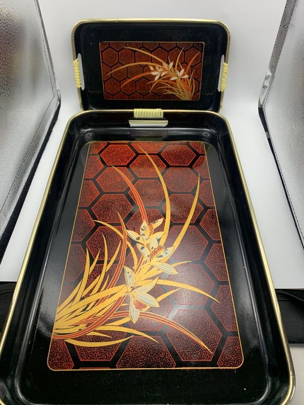 Juego de dos bandejas lacadas con diseño floral - imagen 3