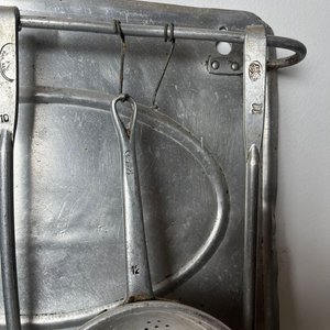 Ganchera Antigua de Aluminio con Accesorios de Cocina - imagen 8