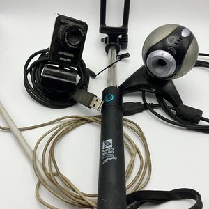 Lote de Webcams, Palo Selfie y Accesorios de Audio Vintage - imagen 3