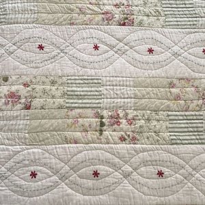 Colcha Reversible Dos Plazas Estilo Patchwork Floral y Rayas - imagen 3