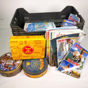 Lote de Latas de Galletas Vintage y Revistas de Pesca - imagen 1