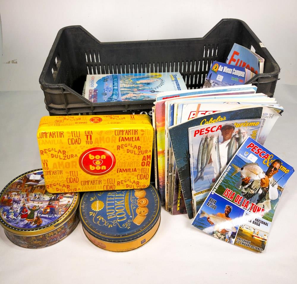 Lote de Latas de Galletas Vintage y Revistas de Pesca