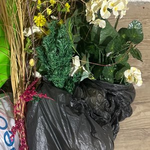 Lote siguiente: Arreglo de Flores y Plantas Artificiales Decorativas