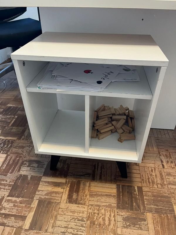 Mesa auxiliar de madera con diseño simple - imagen 2