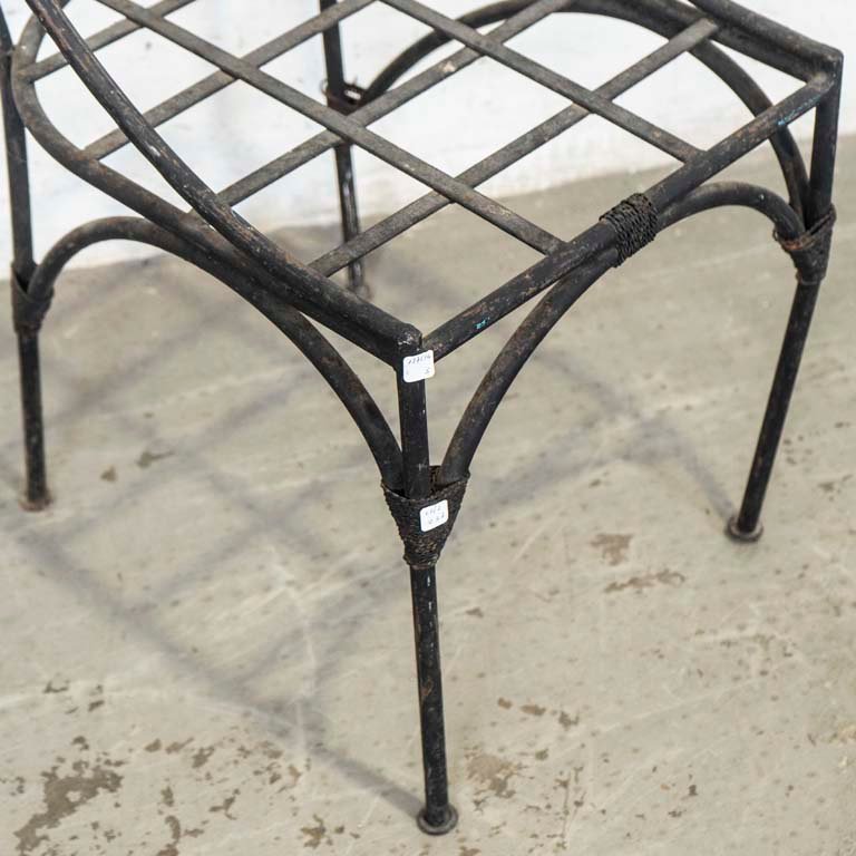 Silla de hierro con detalles de óxido y pata inclinada - imagen 3