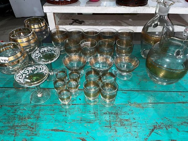 Juego de Vasos y Jarras Dorados con Detalles Florales - imagen 1