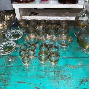 Lote siguiente: Juego de Vasos y Jarras Dorados con Detalles Florales