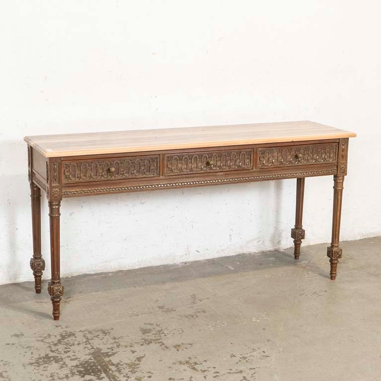 Mesa de Arrimo Estilo Luis XVI con Tapa de Mármol y Tres Cajones Tallados
