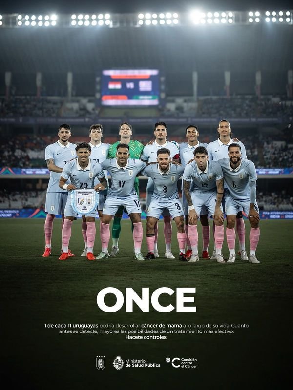 Camiseta y Medias de Fútbol de Uruguay Firmadas para Beneficencia