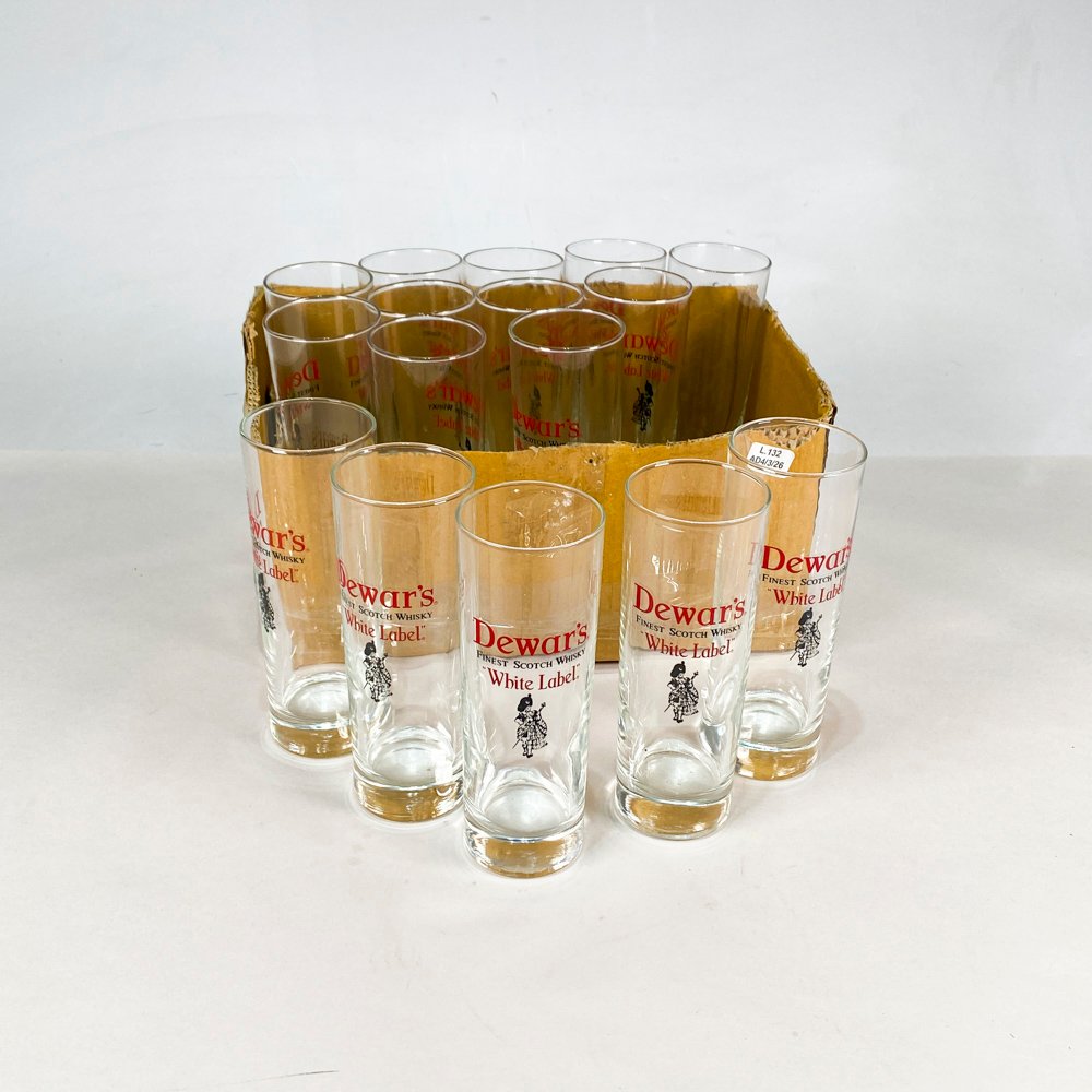 Lote anterior: Dieciséis vasos monogramados DEWARS de cristal