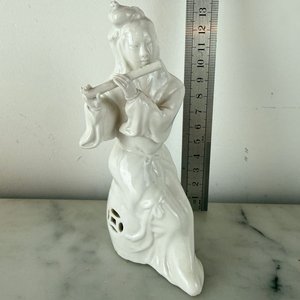 Lote anterior: Figura de Porcelana Estilo "Blanc de Chine" Mujer Tocando Flauta
