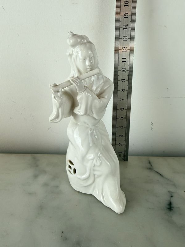 Figura de Porcelana Estilo "Blanc de Chine" Mujer Tocando Flauta