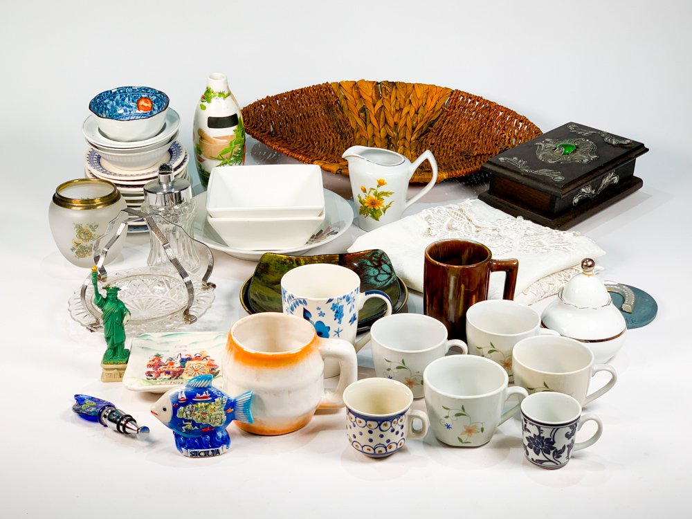 Lote Variado: Centro de Mesa, Tazas, Cofre Decorativo y Más
