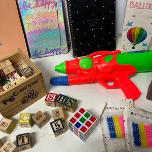 Lote Divertido: Bloques de Madera, Velas, Pistola de Agua y Más - imagen 10