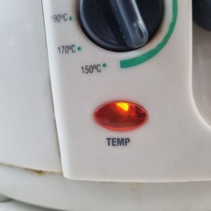 L 343 - Práctica freidora eléctrica marca Punktal con canasto interno y control de temperatura (Funciona) - imagen 3
