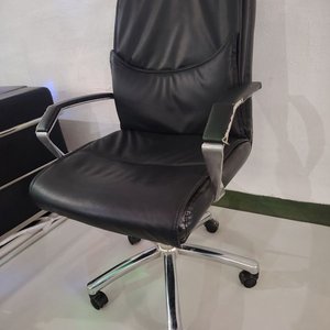 Silla de Oficina Negra con Ruedas y Brazos - imagen 7