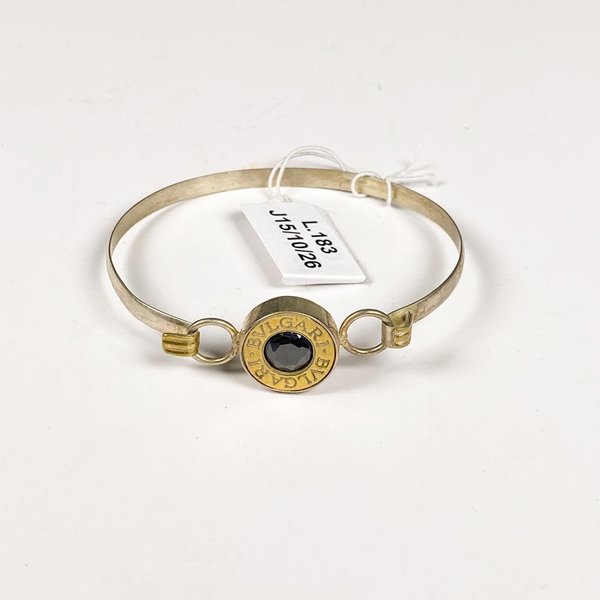 Pulsera Rígida de Plata con Piedra Negra y Detalle Dorado