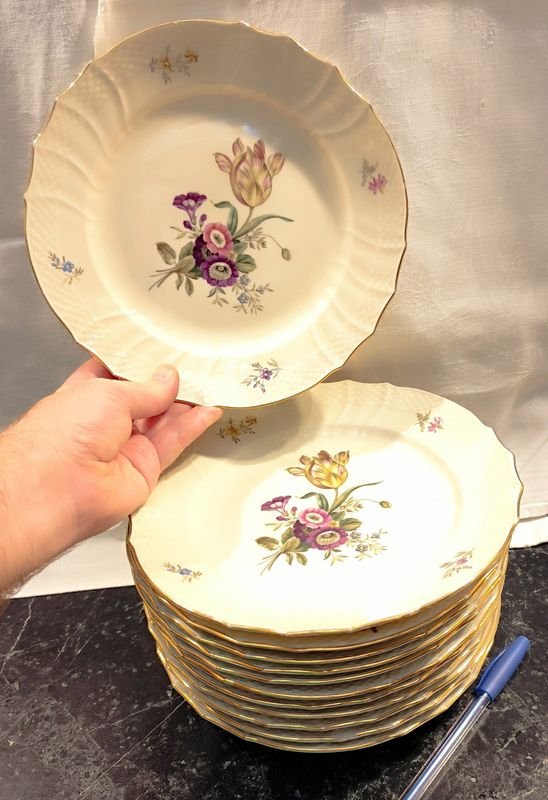 Lote siguiente: Platos llanos de Royal Copenhagen, 12 piezas de 22 cm con diseños florales