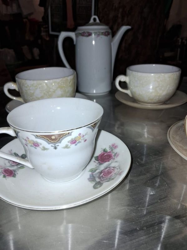 Lote de tazas de té y tetera en porcelana - imagen 3