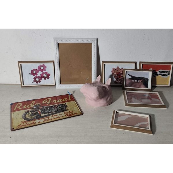 Lote de 9 Piezas: Portarretratos, Chapa Decorativa y Adorno de Hipopótamo