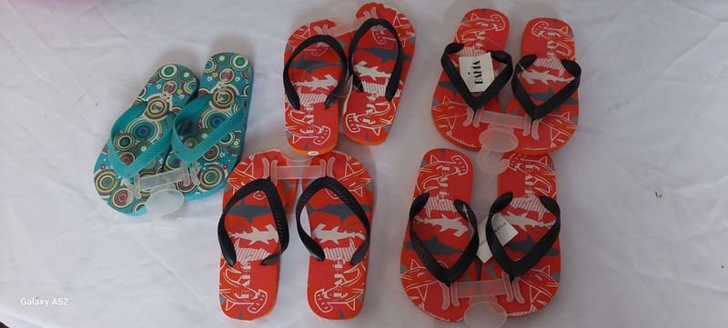 Lote siguiente: Zapatillas de plástico y goma en diferentes colores