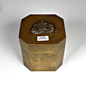 Lote siguiente: Caja de té octogonal en bronce con tapa decorada con escudo