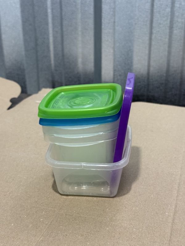 Juego de 4 recipientes plásticos apilables con tapas de colores