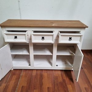 Lote siguiente: Aparador Blanco con Tapa Madera y Herrajes Negros