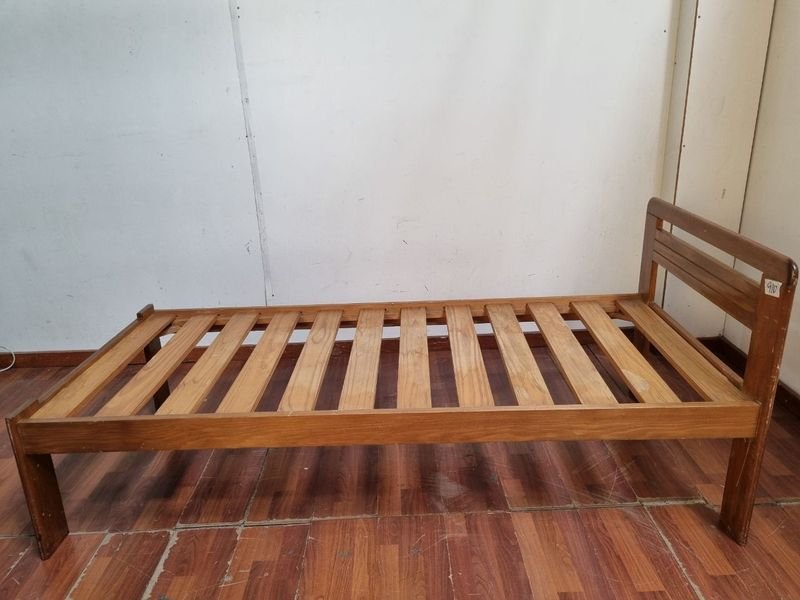 Cama de madera antigua con estructura robusta