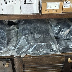 Lote anterior: Lote de piezas metálicas negras en bolsas