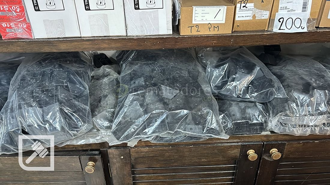 Lote de piezas metálicas negras en bolsas