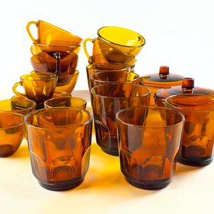 Juego de 24 Piezas de Vidrio Ámbar: Tazas, Pocillos, Platillos, Azucareros y Vasos - imagen 3