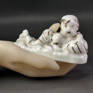 Lote de 5 Piezas de Porcelana Fina: Jarritas Limoges, Florerito Alemán, Calderita y Figura Schmidt - imagen 11