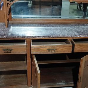 Aparador de Roble con 3 Cajones, 3 Puertas (1 con Vidrio) y 2 Espejos Biselados - imagen 2