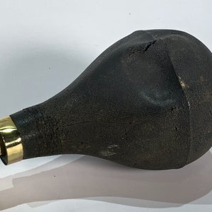 Adorno Antiguo de Bronce: Bocina de Cachila con Detalles Espiralados - imagen 3