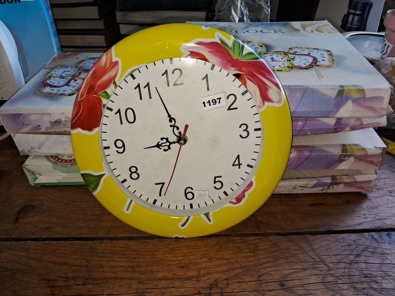 Lote siguiente: Relojes de pared decorativos con diseño floral