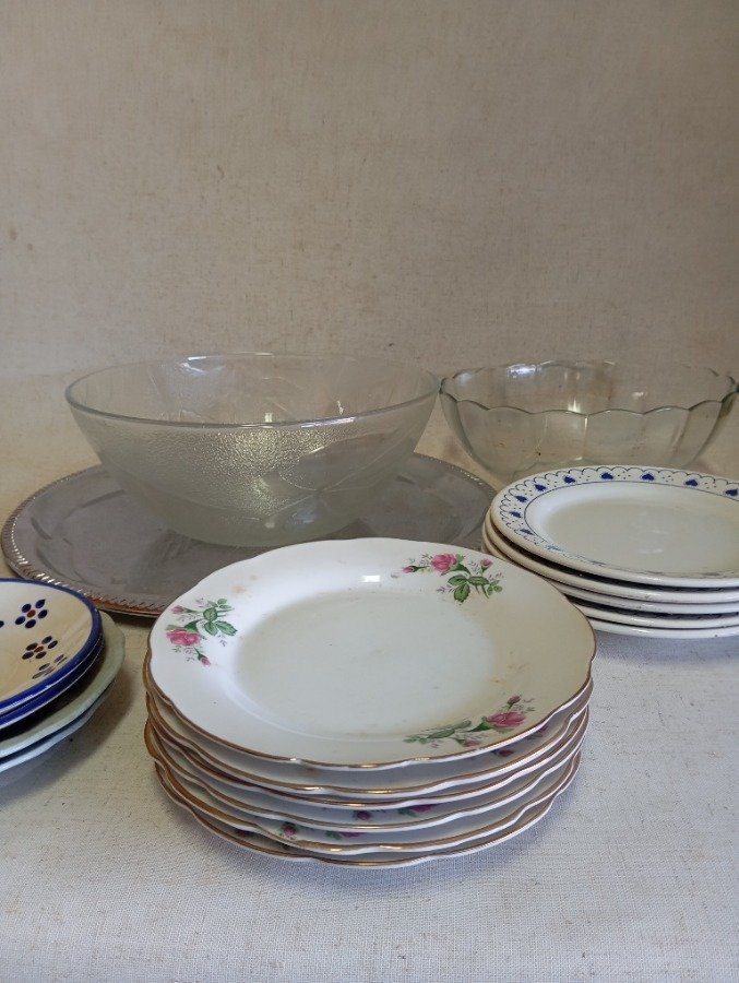 Bolsas y platos de vidrio en estantería - imagen 4