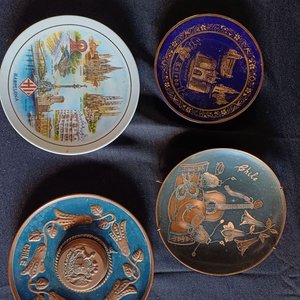Lote de 2 Platos de Bronce de Recuerdos de Viaje - imagen 2
