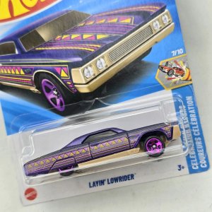 Hot Wheels Layin' Lowrider Morado Coleccionable - imagen 2