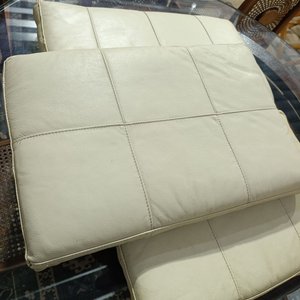 Lote siguiente: Almohadones Rectangulares de Cuero Beige (Set de 2)