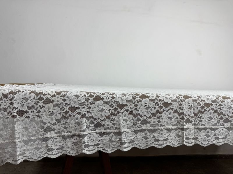 Mantel de encaje con pequeña fisura en el centro - imagen 2