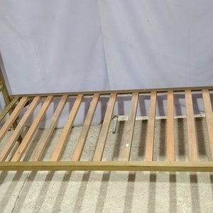 Lote siguiente: Cama de Bronce de 1 Plaza con Parrilla de Hierro y Madera