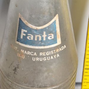 Botella Antigua de Vidrio Fanta - Industria Uruguaya - imagen 2