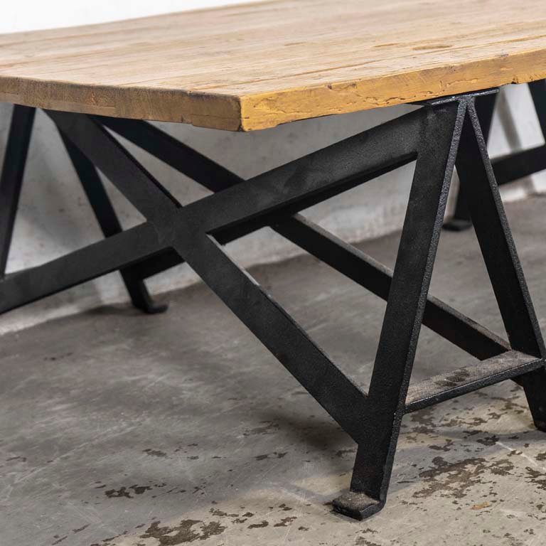 Mesa rústica de living con tapa de madera y base de hierro - imagen 3