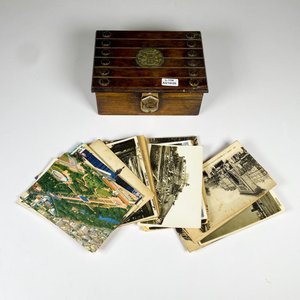 Lote anterior: Caja de madera y lote de postales