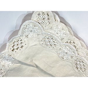 Mantel de Hilo Beige Bordado y Calado con Detalles - 1.70 x 2.34 mts - imagen 4