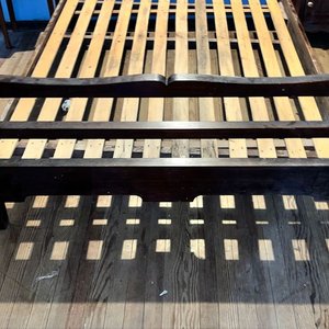 Cama Antigua de Madera Oscura para Dos Plazas - imagen 2