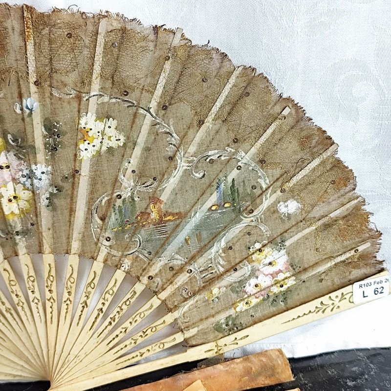 Antiguo abanico en hueso o similar pintado a mano con detalles lógicos por su edad - imagen 3