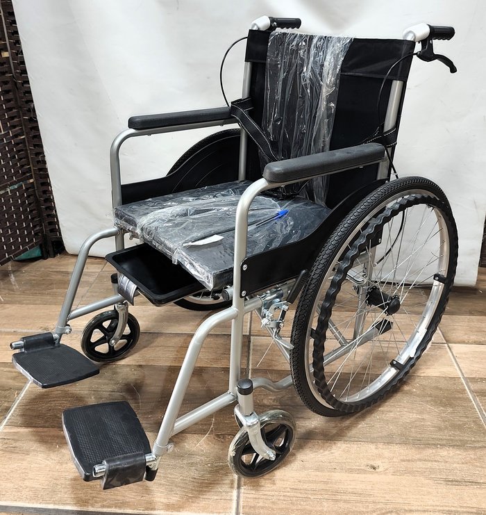 Silla de ruedas plegable con sanitario y frenos - imagen 2